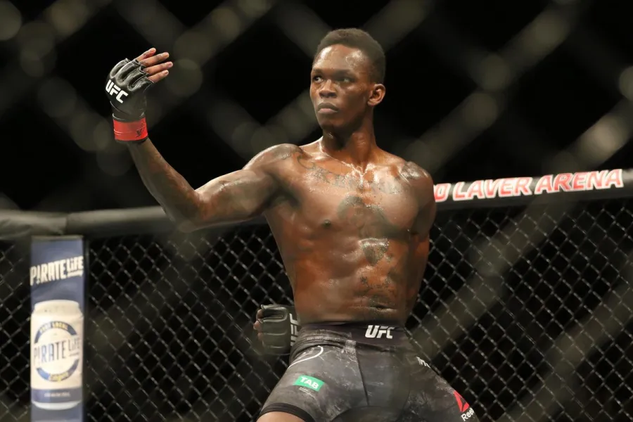 Israel Adesanya lors d'un combat de l'UFC