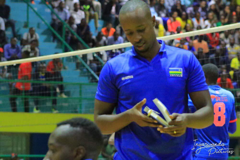 Entraîneur de volleyball féminin de l'APR