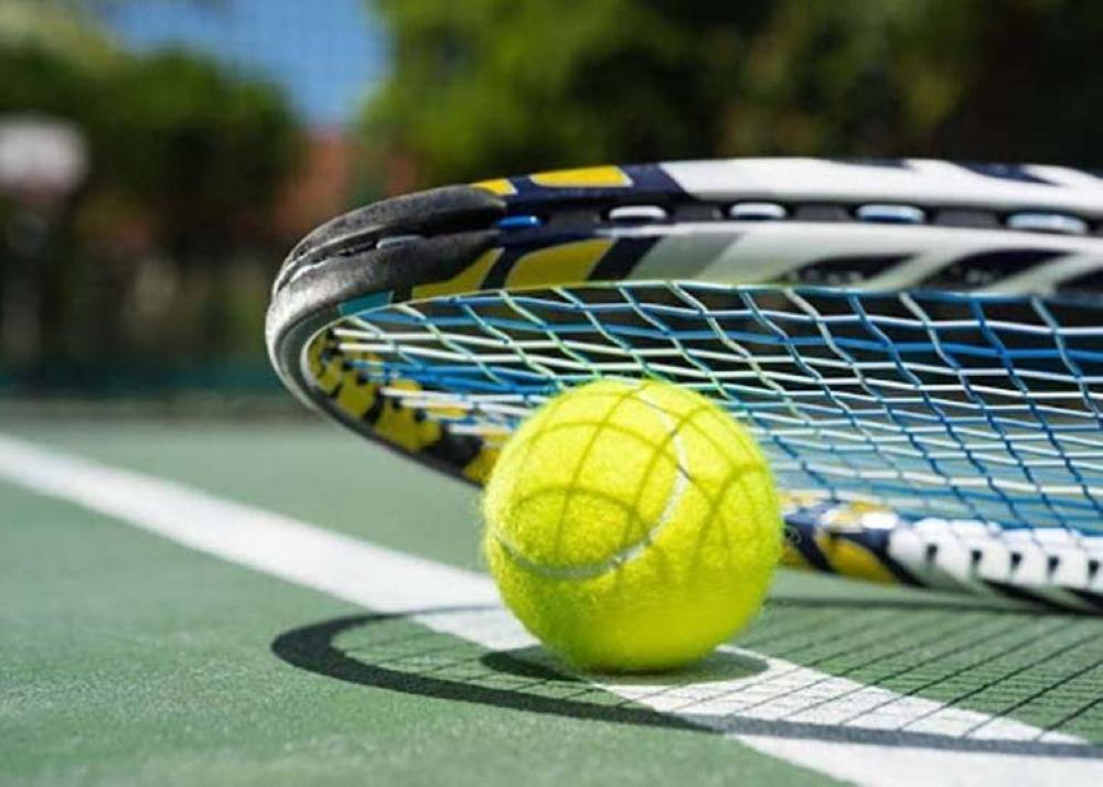 Joueur de tennis participant au championnat arabe d'élite