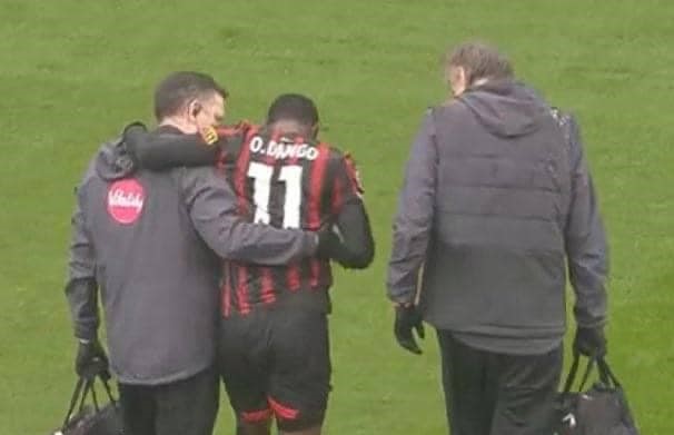 Dango Ouattara quittant le terrain blessé lors du match Tottenham-Bournemouth