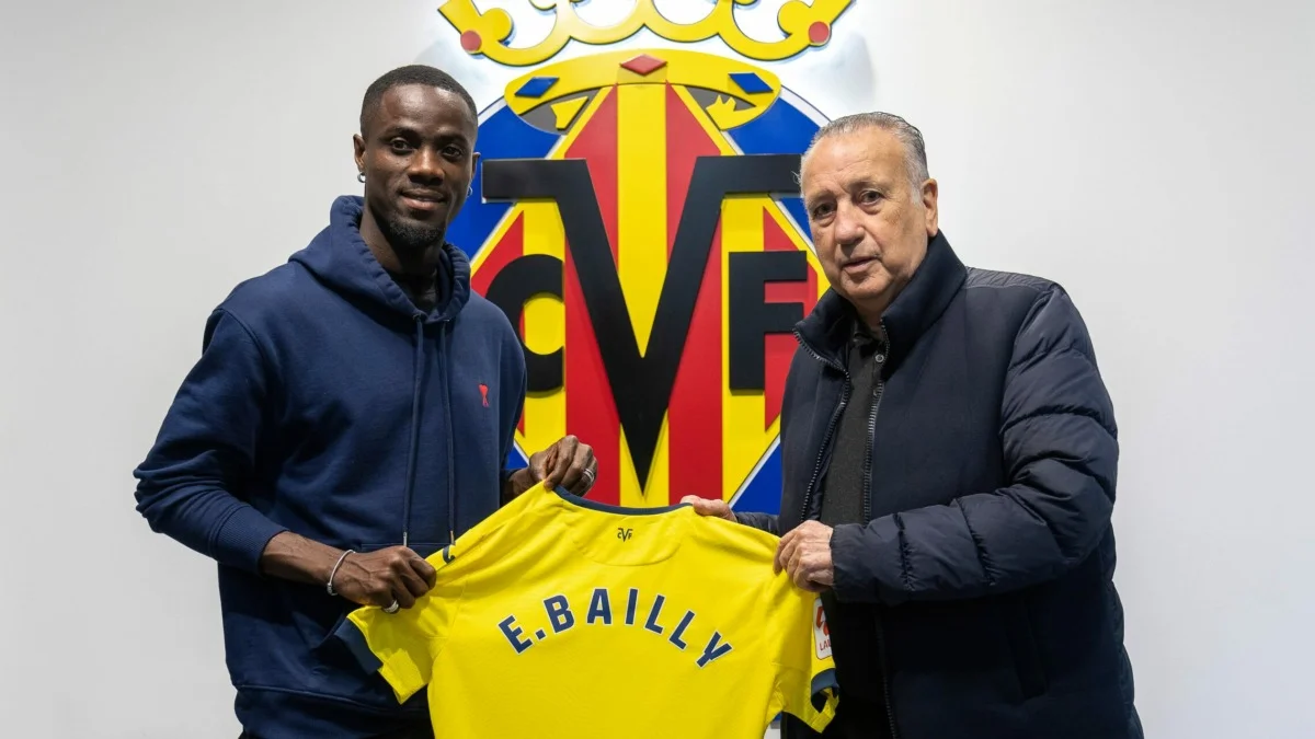 Eric Bailly posing with a Villarreal jersey