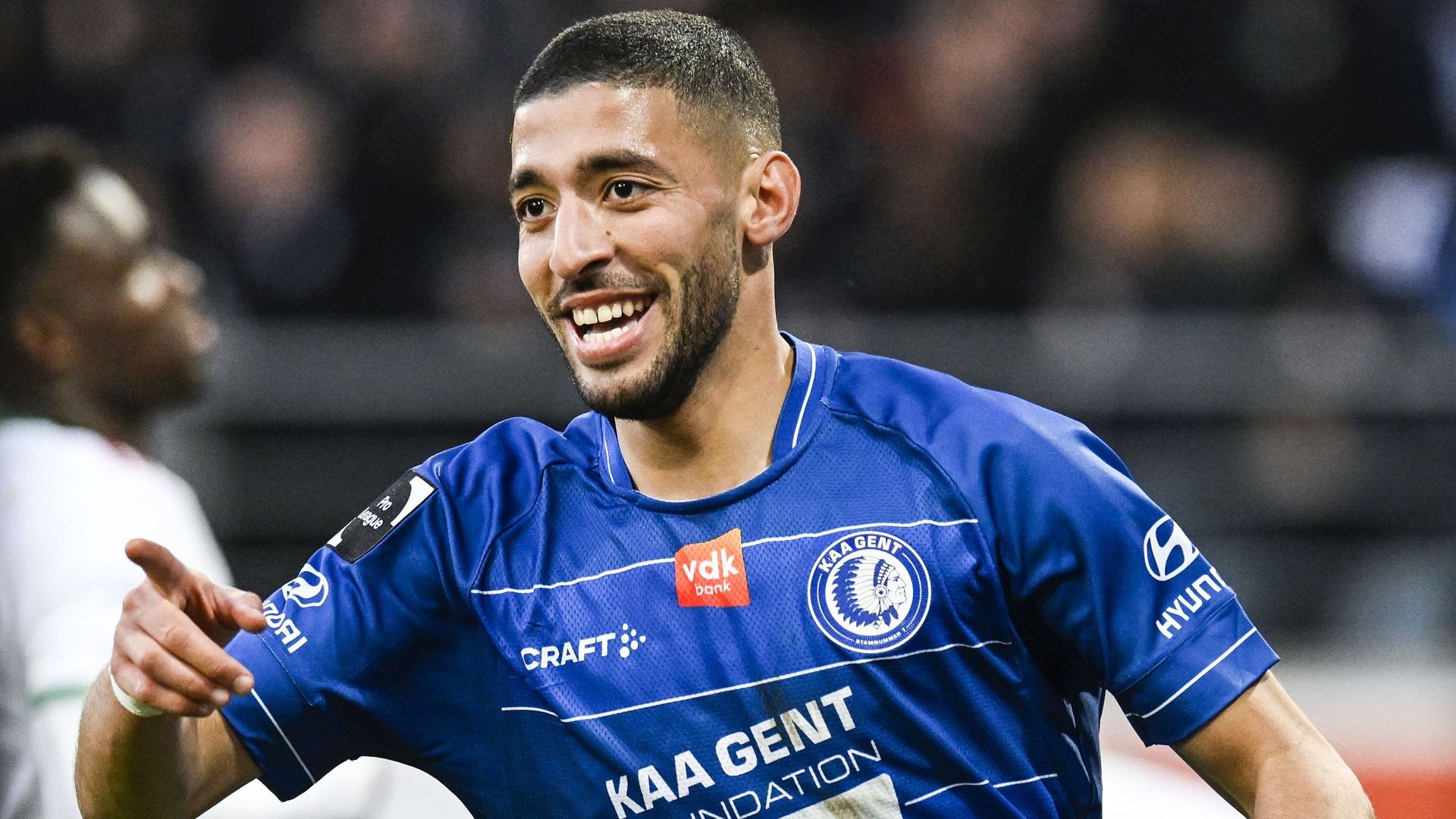 Tarik Tissoudali marque un but pendant le match Genk vs KV Courtrai