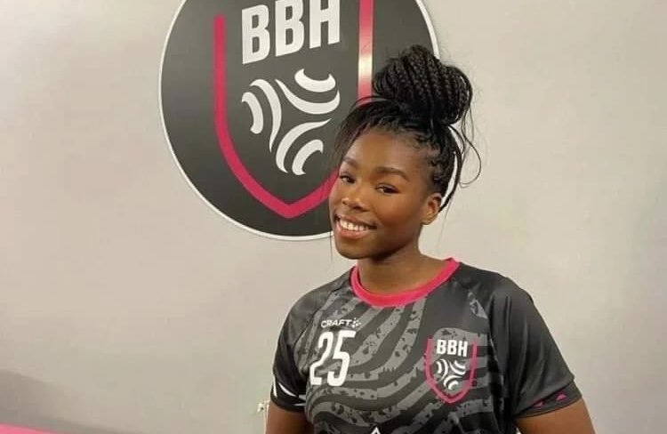 Hawa Ndiaye rejoignant Brest Bretagne Handball