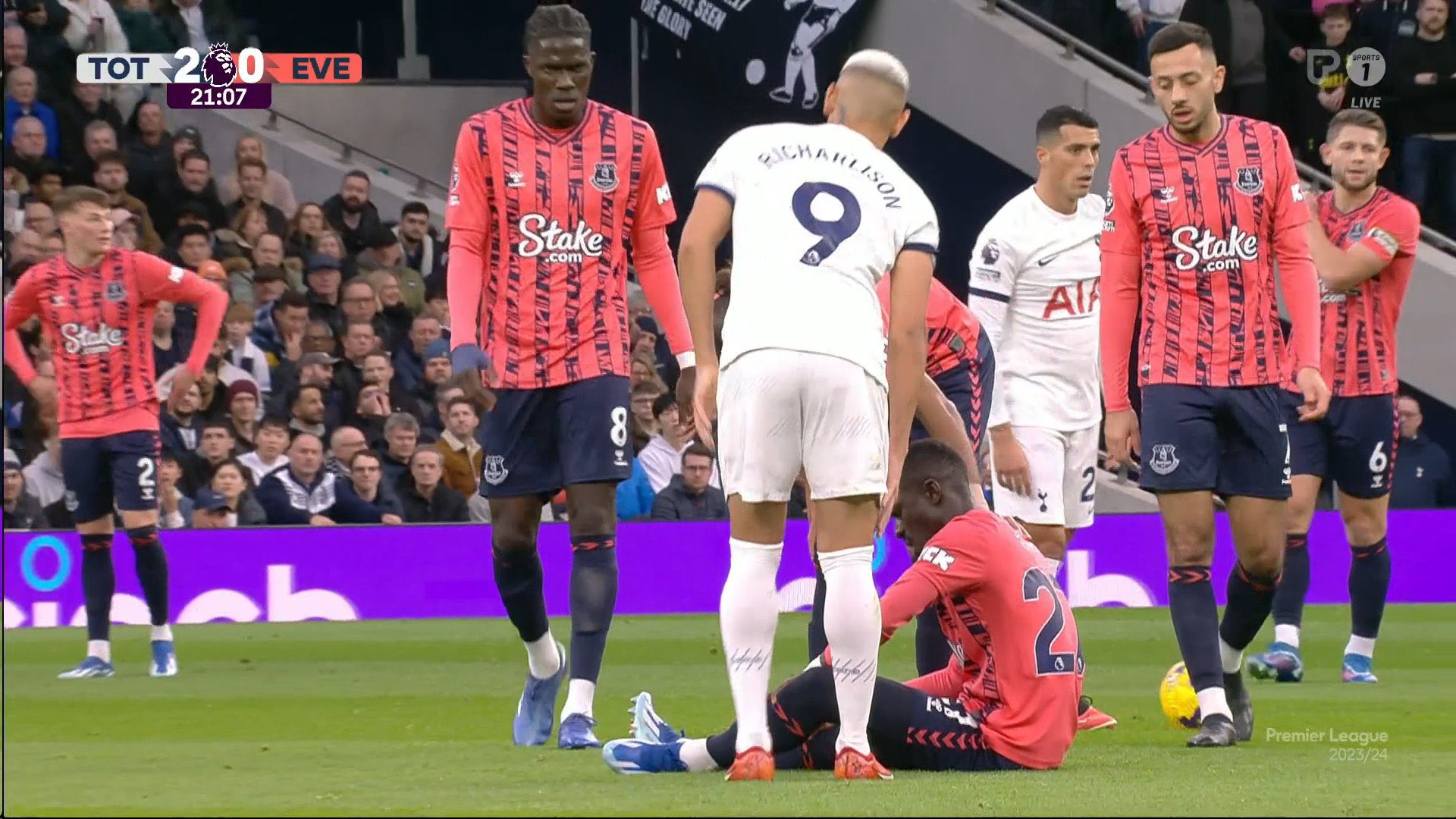 Idrissa Gana Guèye blessé lors du match Everton-Tottenham