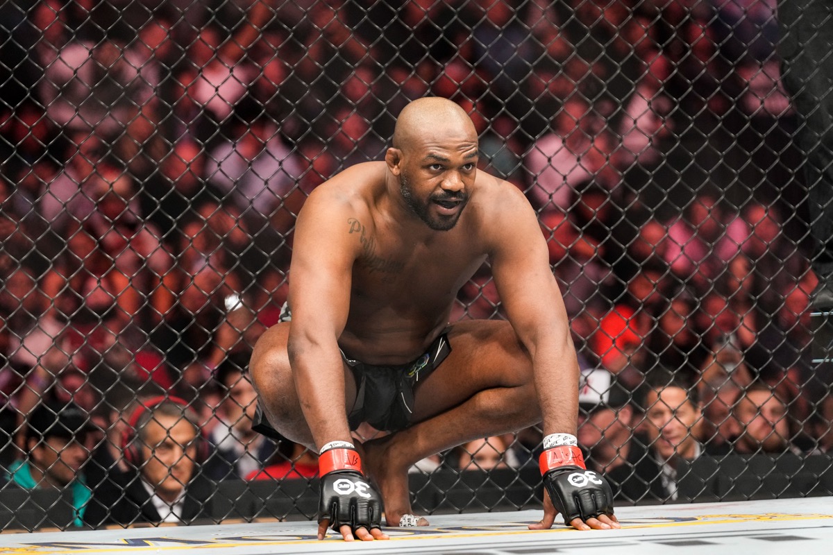 Jon Jones et Francis Ngannou lors d'un combat de l'UFC