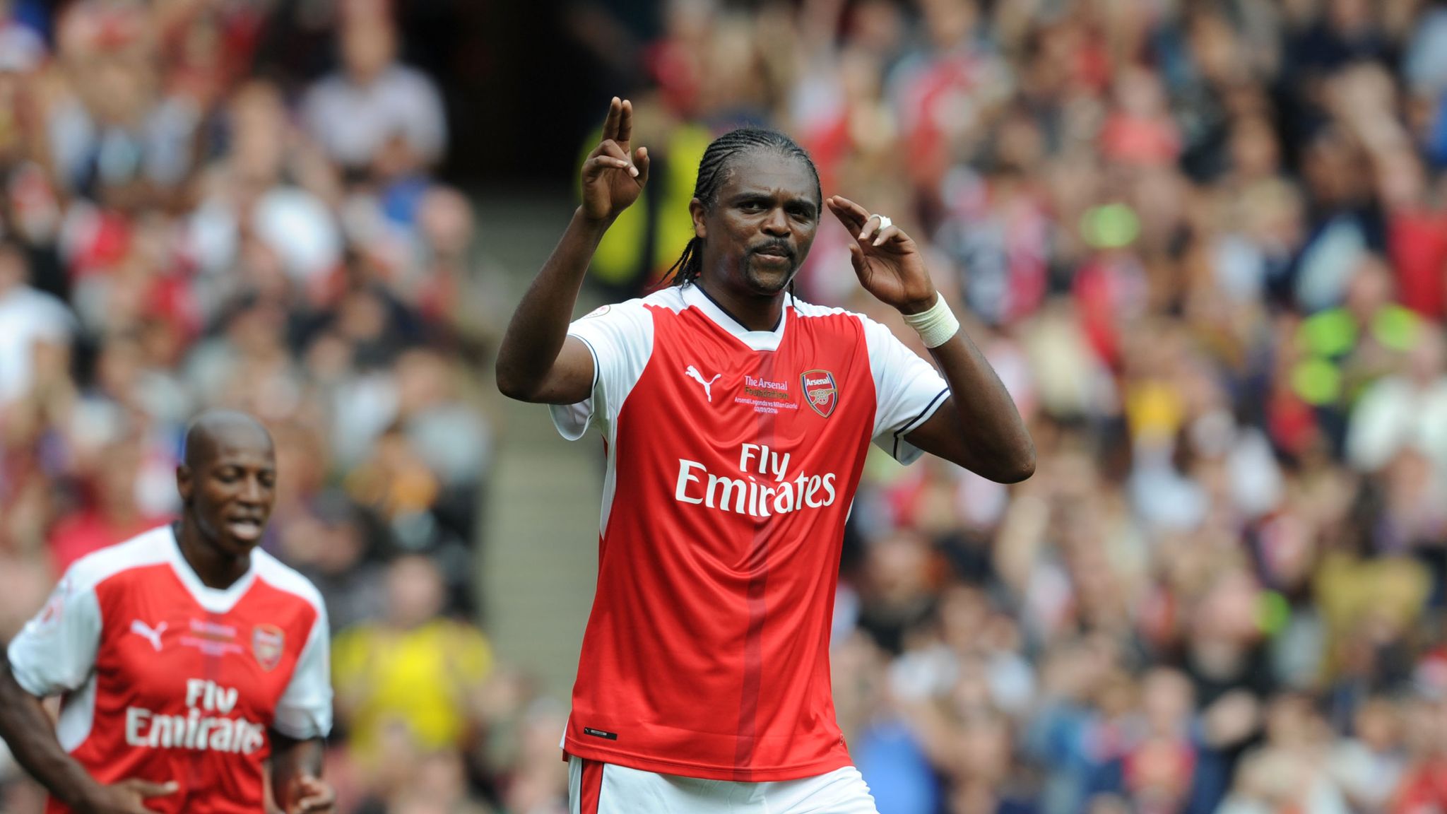 Nwankwo Kanu playing for Arsenal