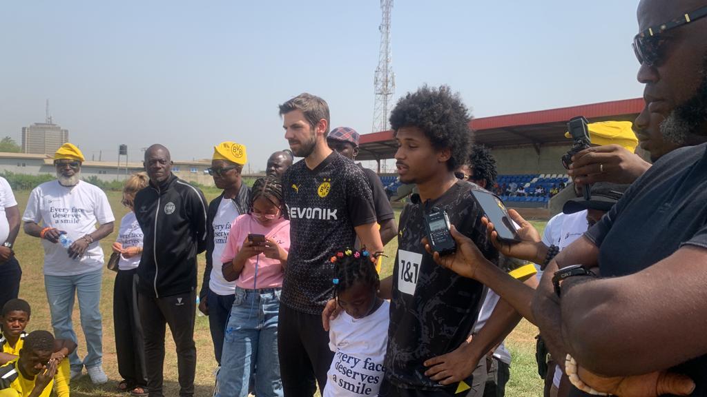 Karim Adeyemi avec des enfants lors de l'action de la Fondation Karim Adeyemi au Nigeria