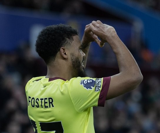 Lyle Foster marque pour Burnley