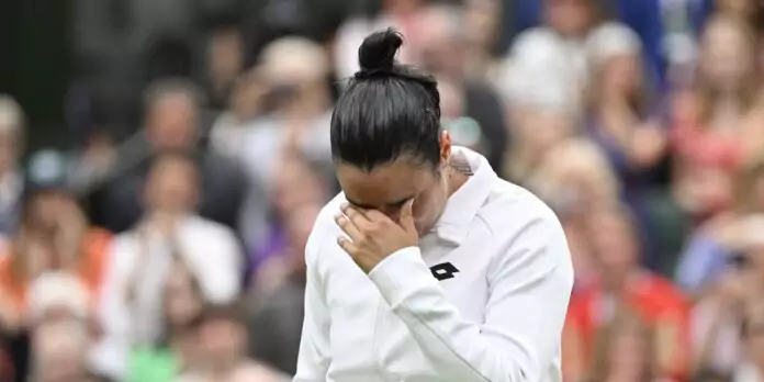 Ons Jabeur exprimant sa déception après sa défaite en finale de Wimbledon 2023