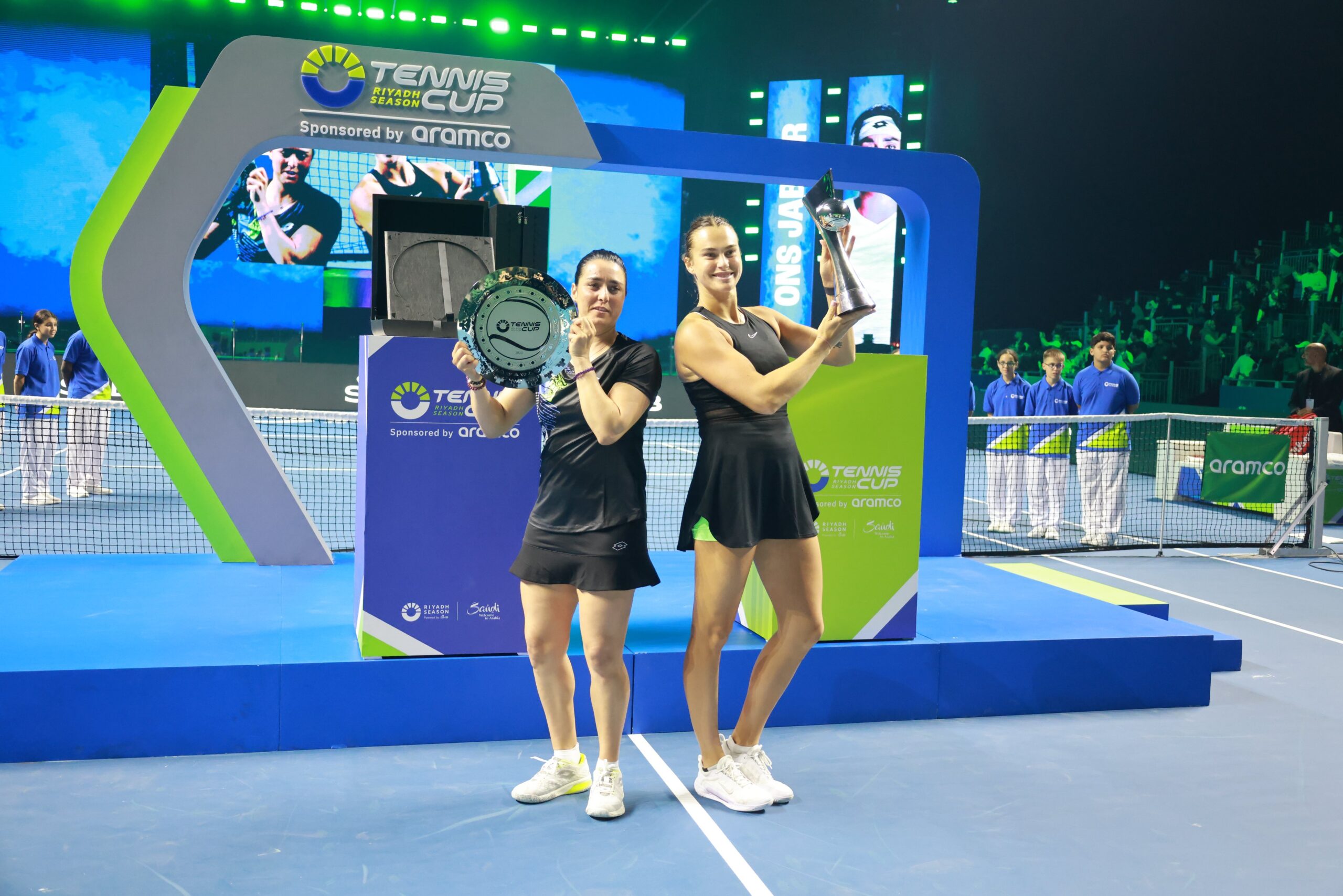 Aryna Sabalenka célèbre sa victoire contre Ons Jabeur lors du tournoi d'exhibition à Riyad