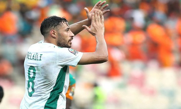 Youcef Belaïli avec le maillot de l'équipe nationale algérienne