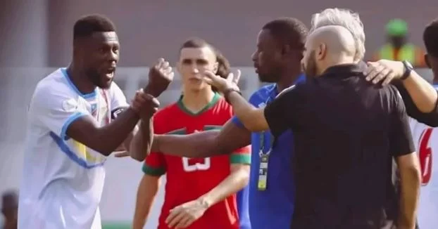 Chancel Mbemba, capitaine de la RD Congo, et Walid Regragui, coach marocain, lors de leur altercation après le match