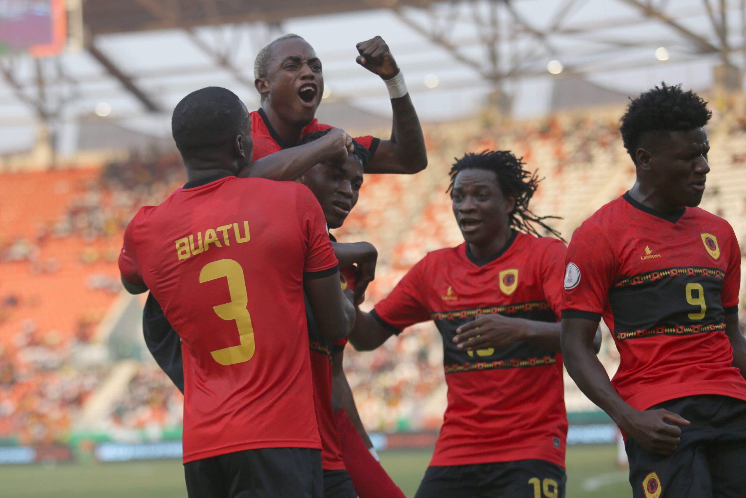 Joueur angolais et joueur namibien se disputant le ballon lors d'un match de la Coupe d'Afrique des Nations