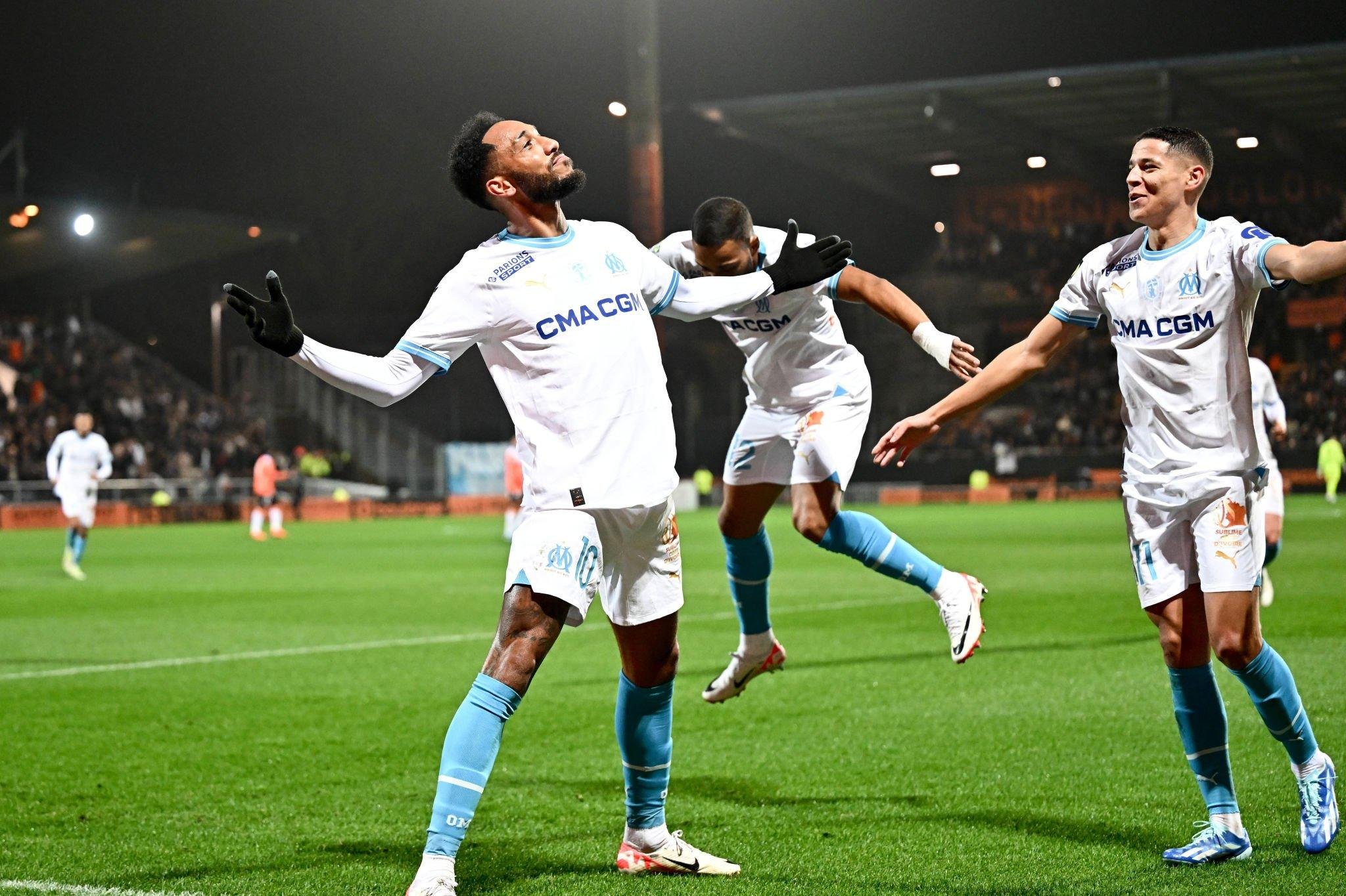 Pierre-Emerick Aubameyang célébrant sa victoire du meilleur joueur du mois