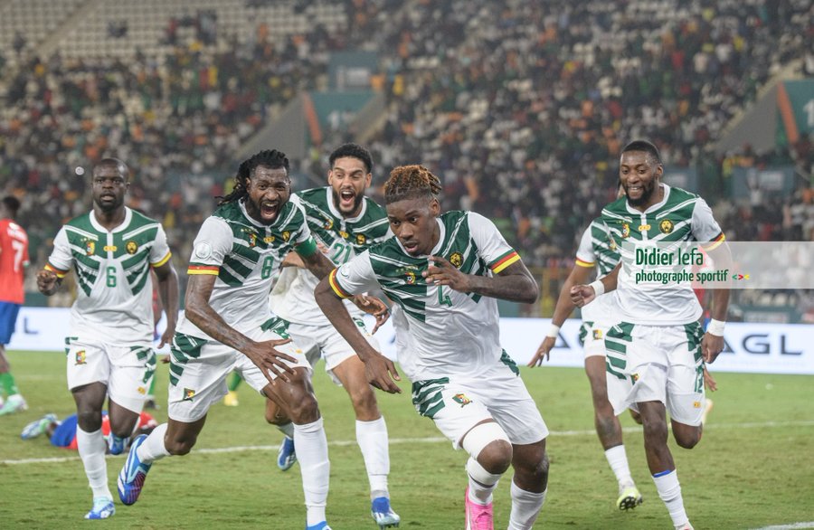 Joueur camerounais célébrant la victoire