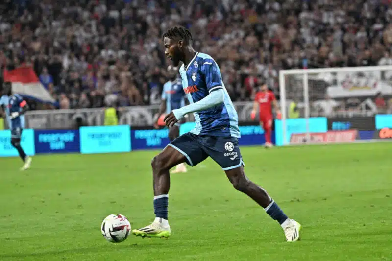 Issa Soumaré pose avec le maillot de l'AJ Auxerre