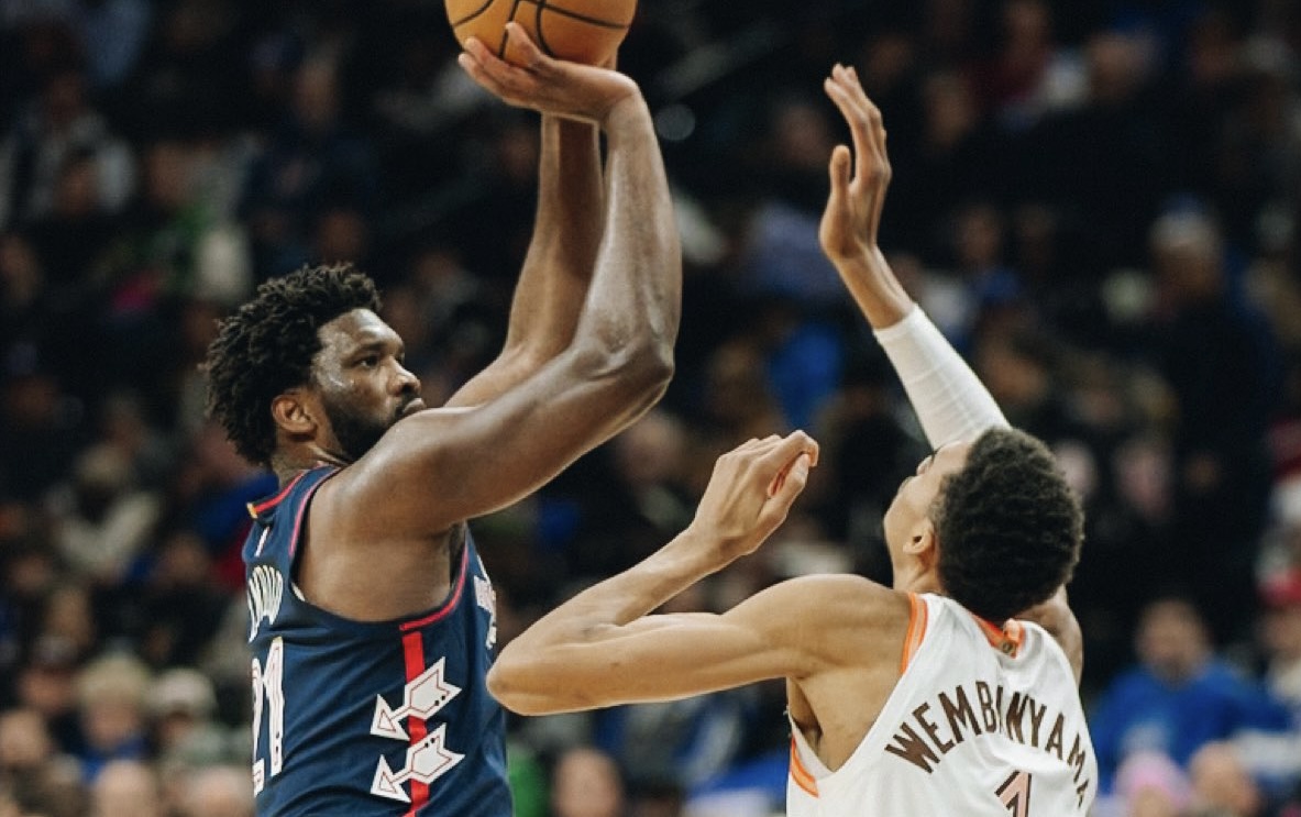 Joel Embiid célébrant son record de 70 points dans un match de NBA