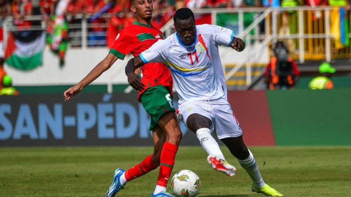 Chancel Mbemba et Walid Regragui échangent des mots à la fin du match