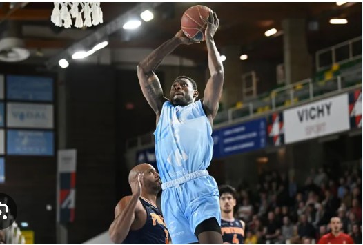 Emmanuel Omogbo en action pour Jeanne d'Arc Vichy-Clermont Métropole Basket