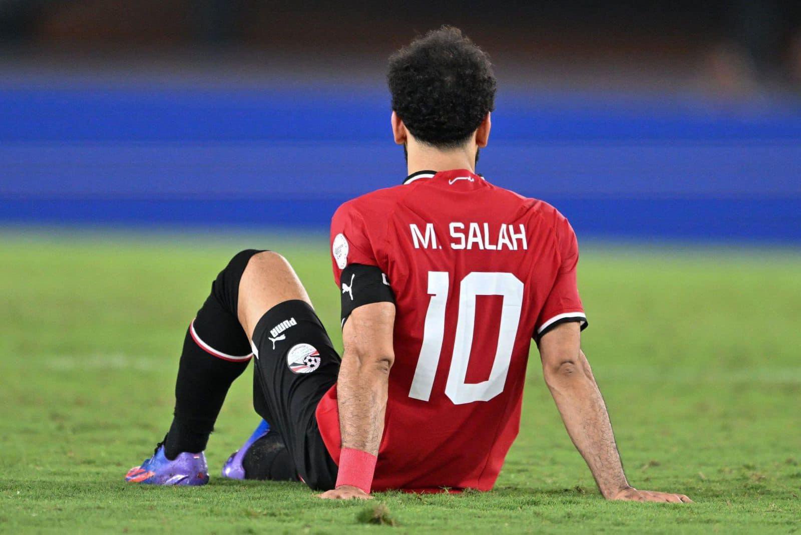 Mohamed Salah se tenant la jambe sur le terrain