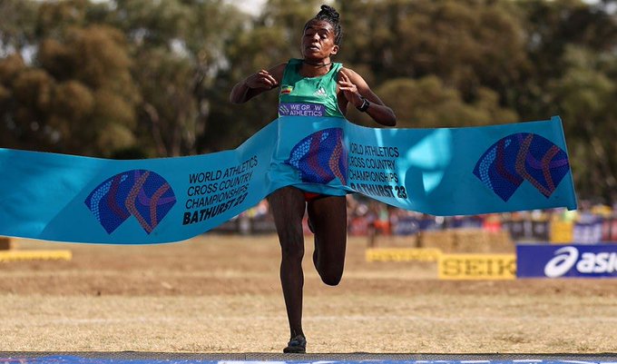 Senayet Getachew lors de sa course record du monde du 5000 m en salle