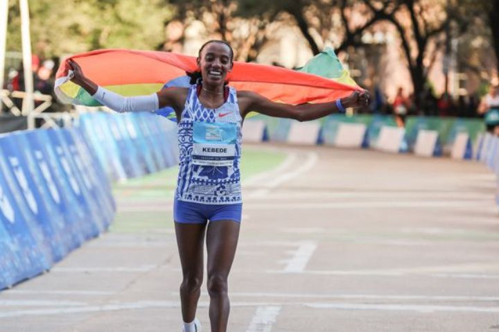 Sutume Asefa Kebede en pleine action lors du semi-marathon de Houston 2024