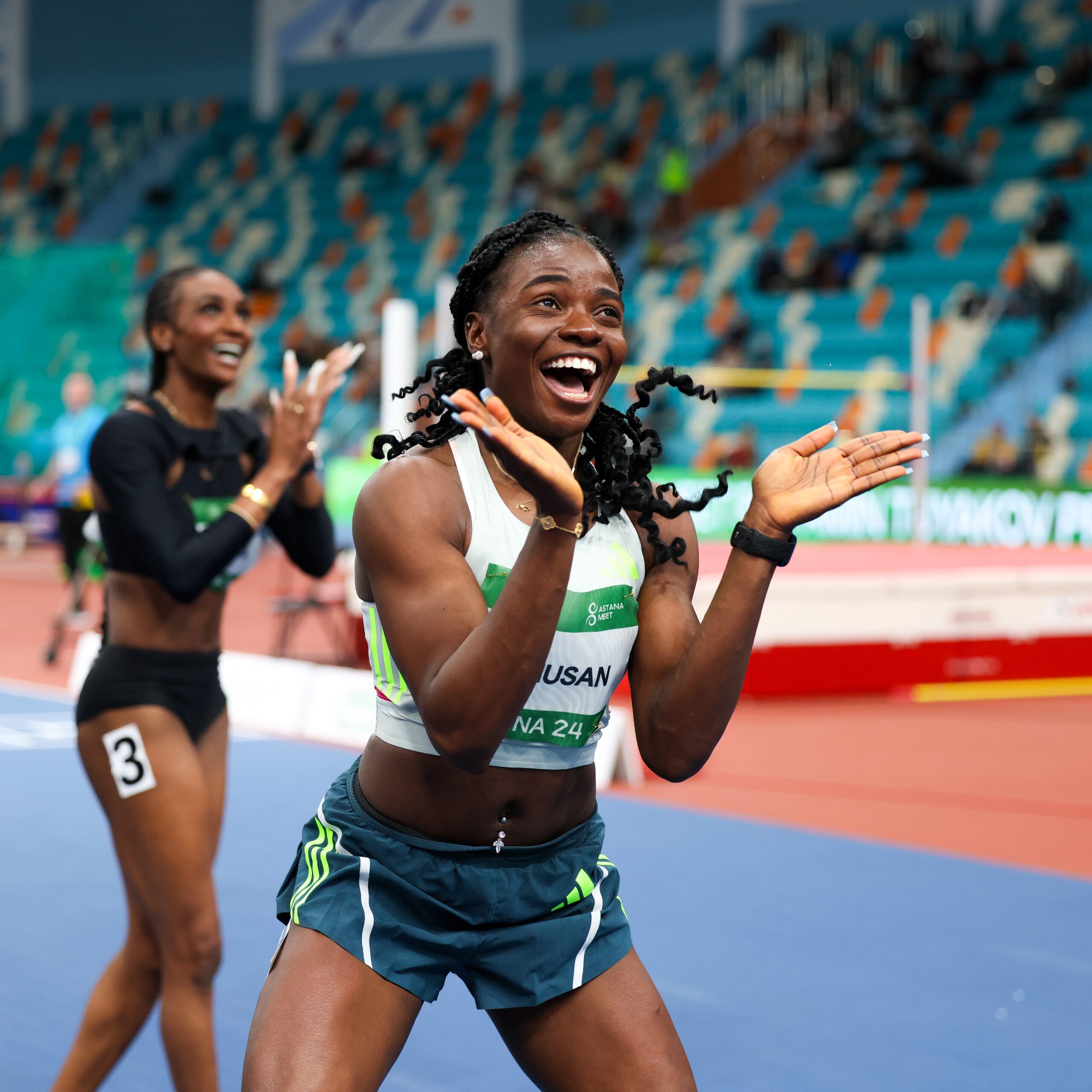 Photo de Tobi Amusan célébrant sa victoire au 60m haies