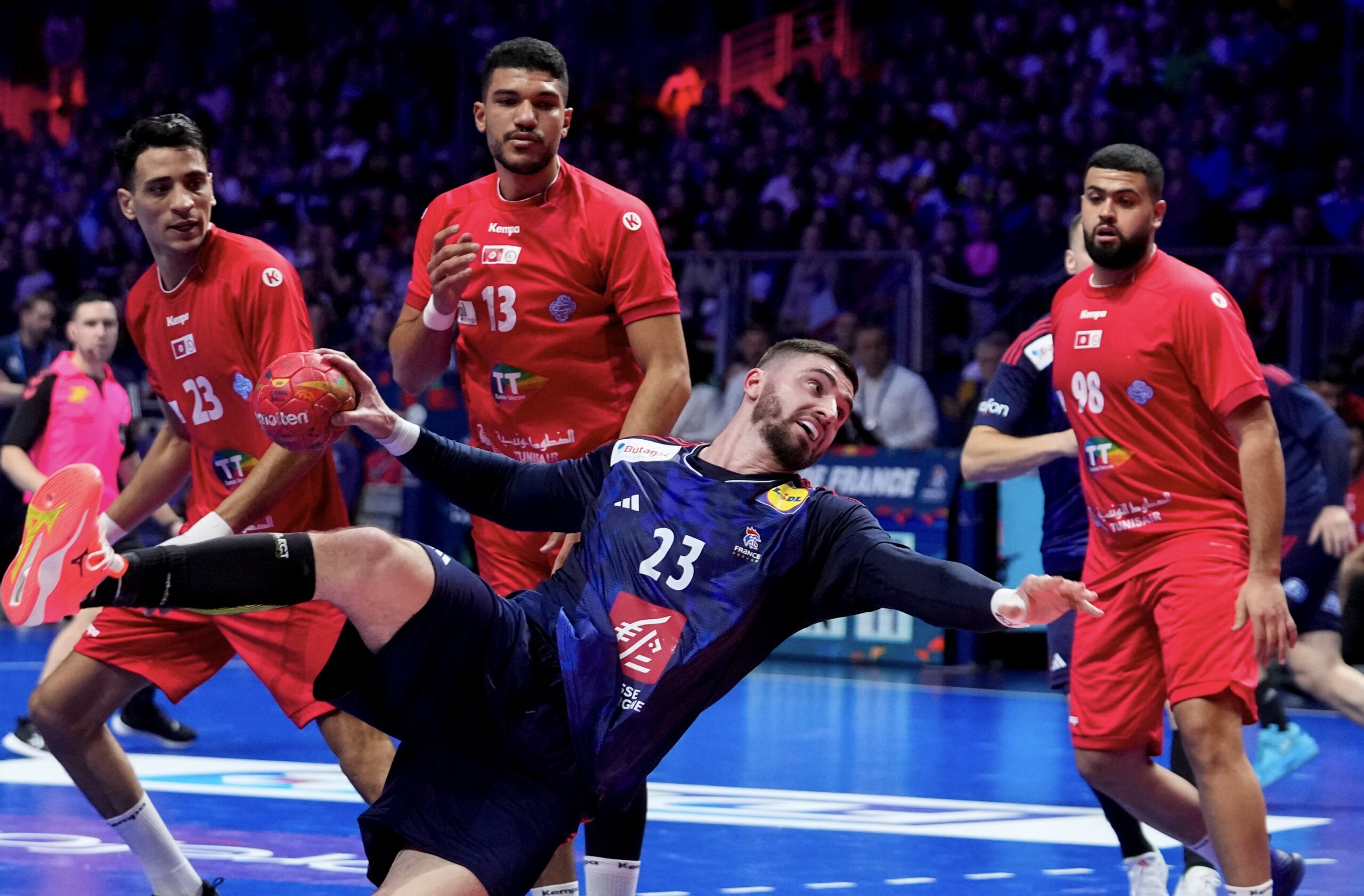 Photo d'un joueur de handball tunisien et un joueur de handball français