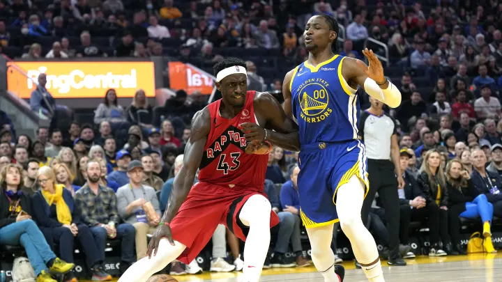 Stephen Curry et Pascal Siakam lors du match contre les Raptors