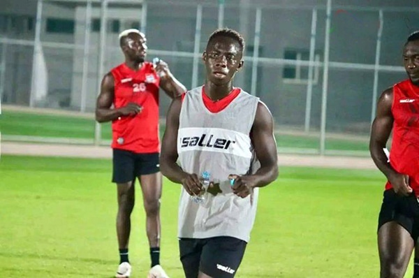 Yankuba Minteh jouant pour l'équipe nationale gambienne