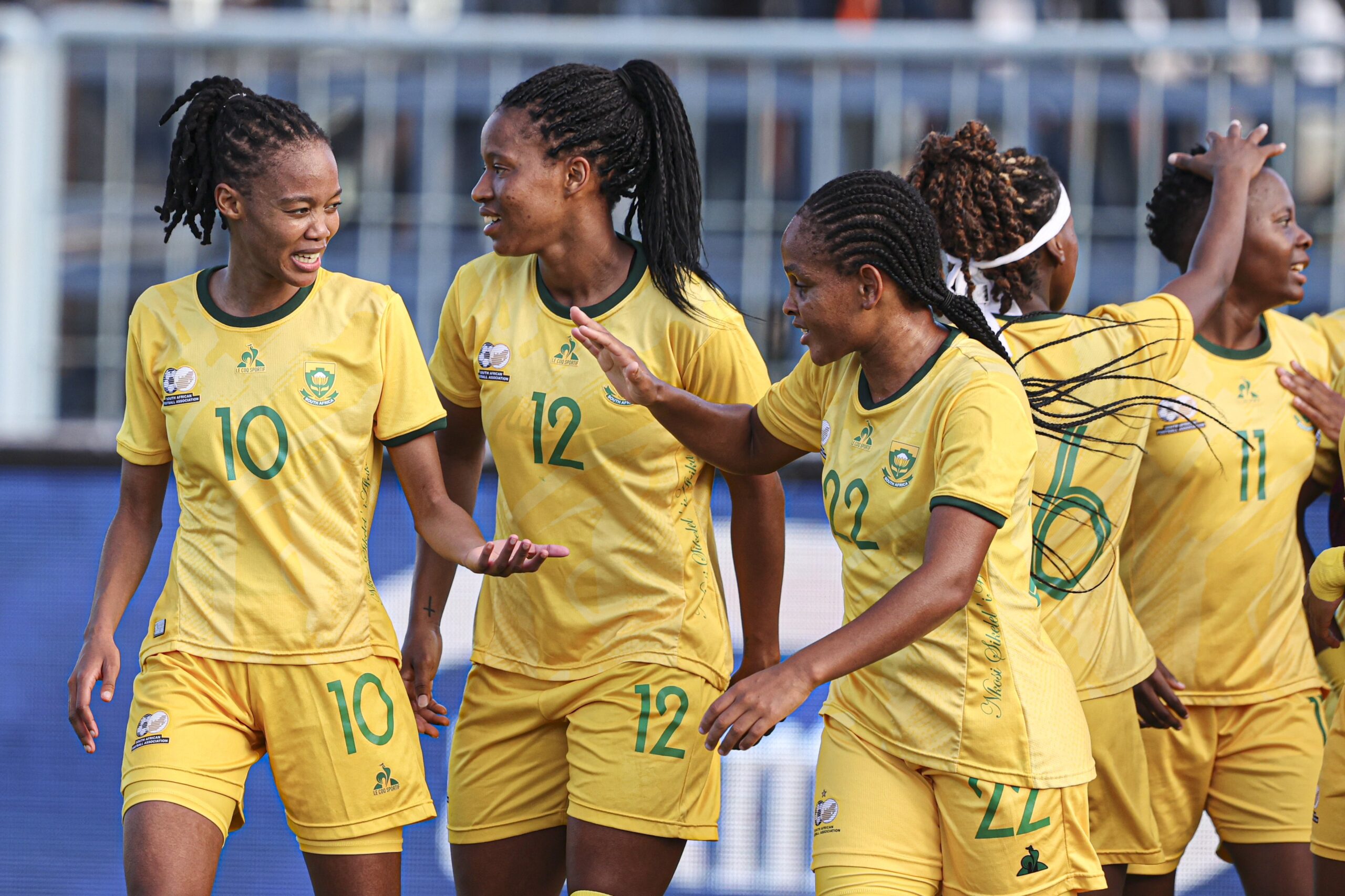 Joueuse de football de l'équipe féminine de l'Afrique du Sud célébrant un but