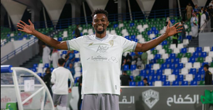 Bernard Mensah célèbre son record de buts pour Al-Tai