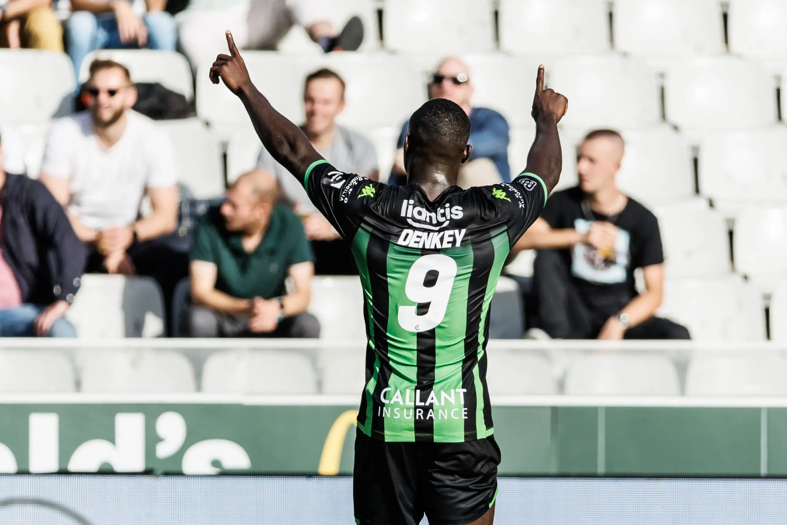 Kevin Denkey célèbre son doublé lors de la victoire de Cercle Brugge contre Saint-Trond