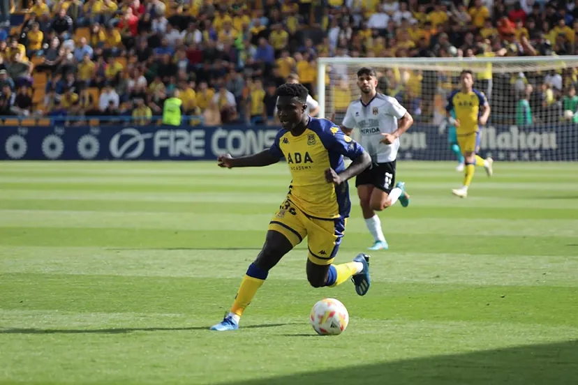 Emmanuel Addai en pleine action de dribble