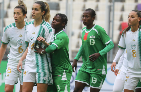 L'équipe féminine d'Algérie célèbre sa victoire contre le Burkina Faso