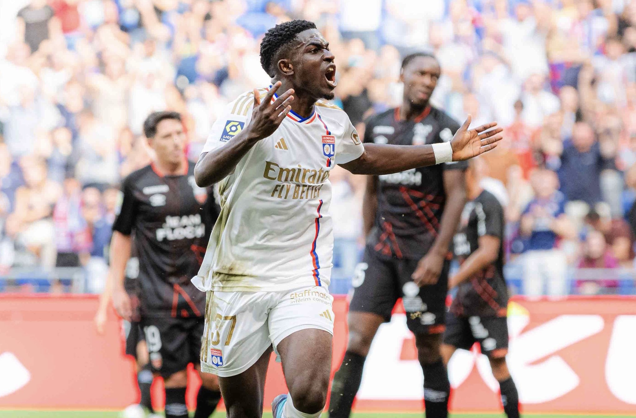 Ernest Nuamah lors d'un match de l'Olympique Lyonnais