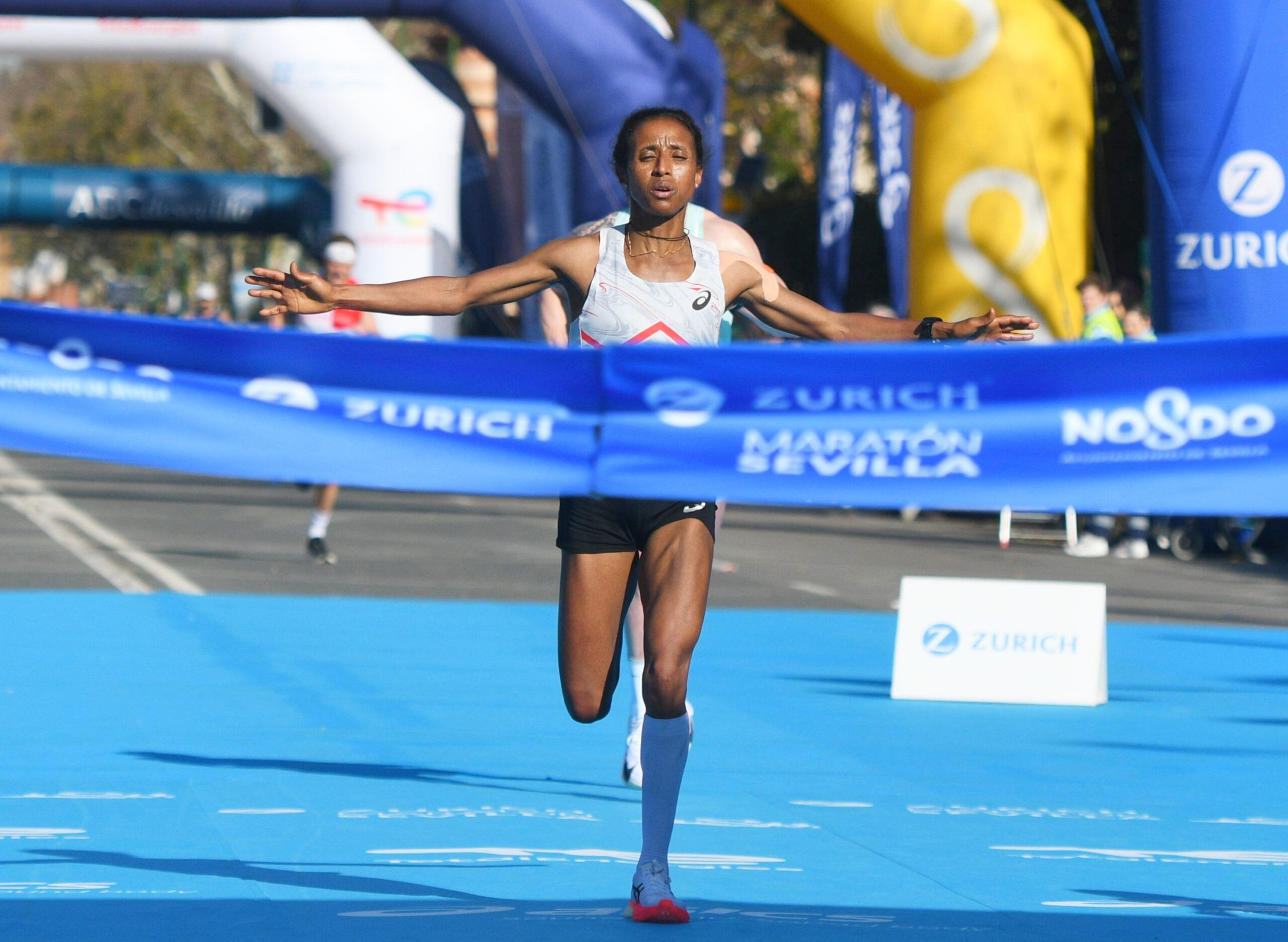 Azmera Gebru remporte la course féminine au marathon de Séville