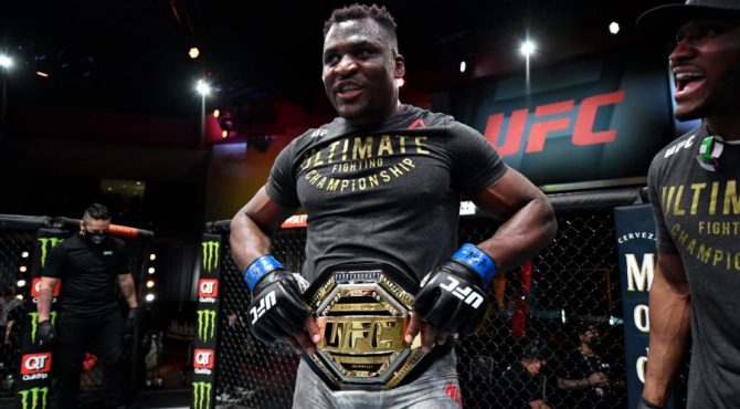 Francis Ngannou lors d'un combat de MMA