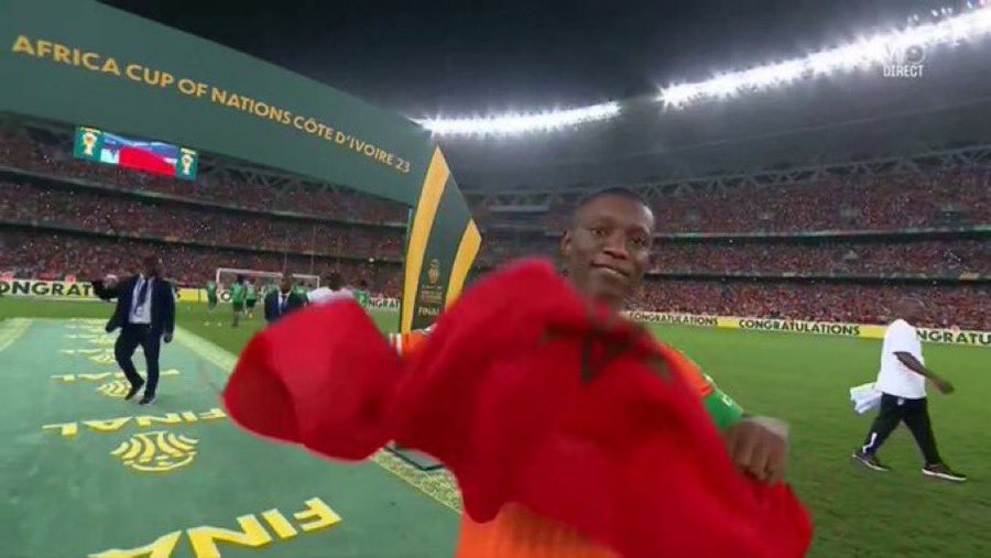 Max-Alain Gradel paradant avec le drapeau marocain après la victoire de la Côte d'Ivoire à la CAN