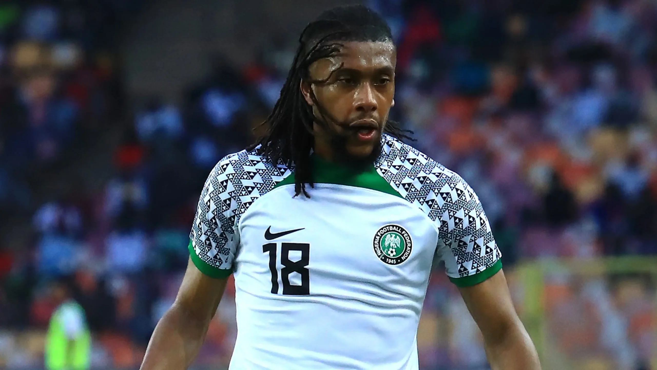 Alex Iwobi parle lors de la conférence de presse avant le quart de finale du Nigeria contre l'Angola