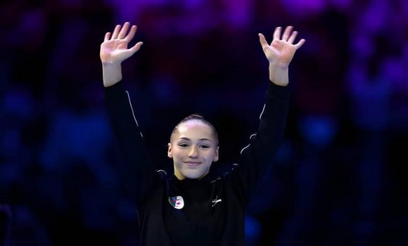 Kaylia Nemour lors du concours des barres asymétriques à Cottbus