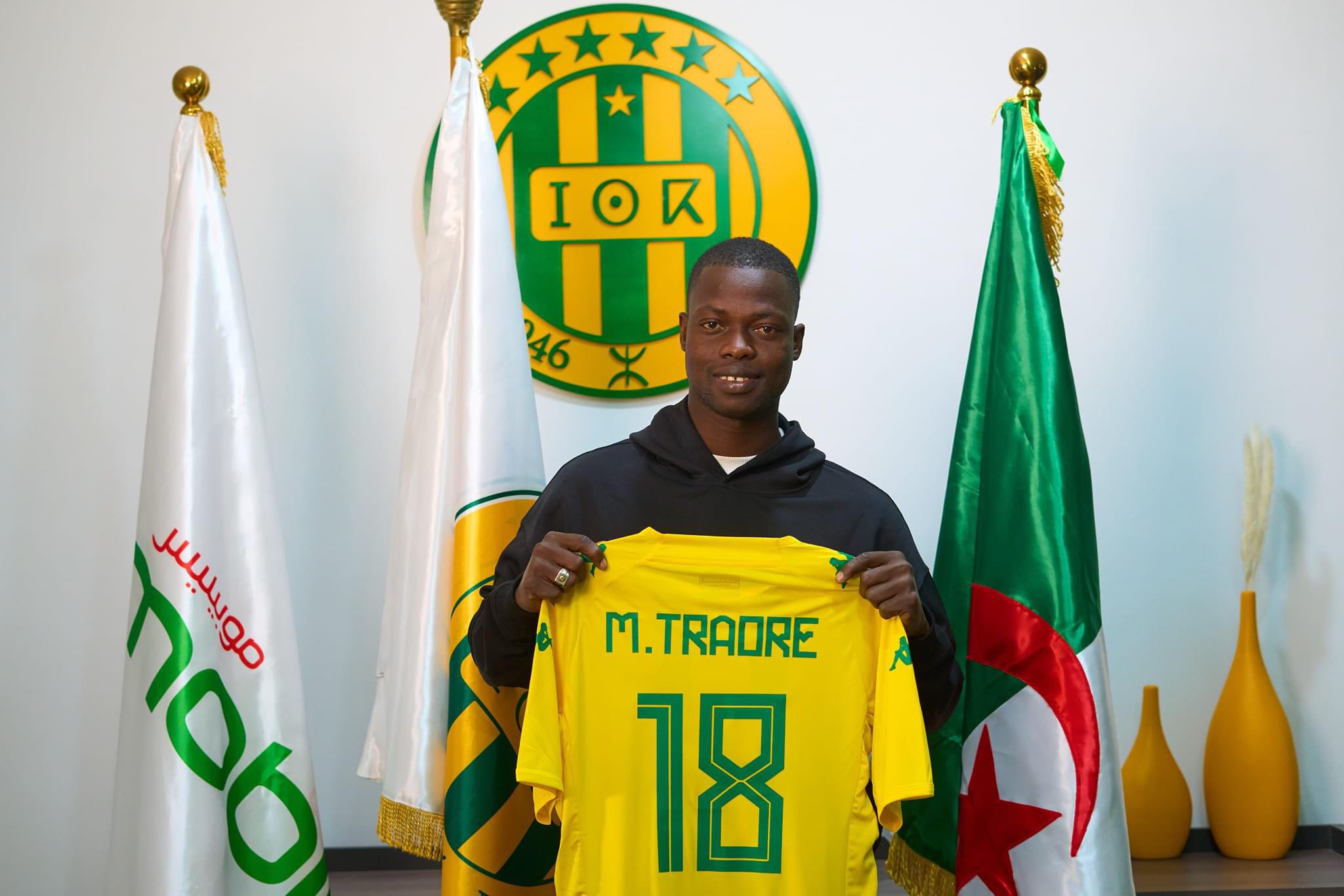 Mamadou Traoré lors de sa signature avec la JSK