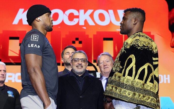 Francis Ngannou frappant Anthony Joshua