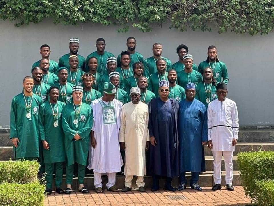 Des joueurs de football nigérians lors de la cérémonie de remise de la croix de l'Ordre du Nigeria
