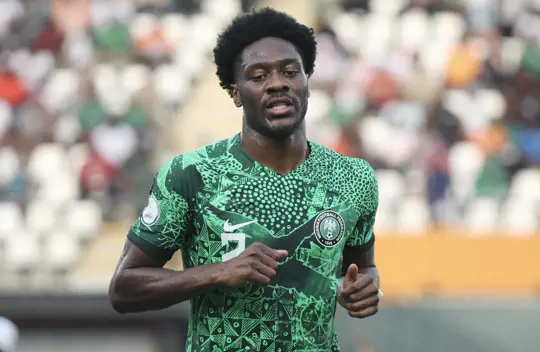 Ola Aina lors de l'entraînement des Super Eagles