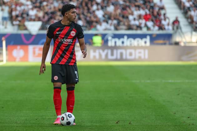 Omar Marmoush célèbre son but avec l'Eintracht Francfort