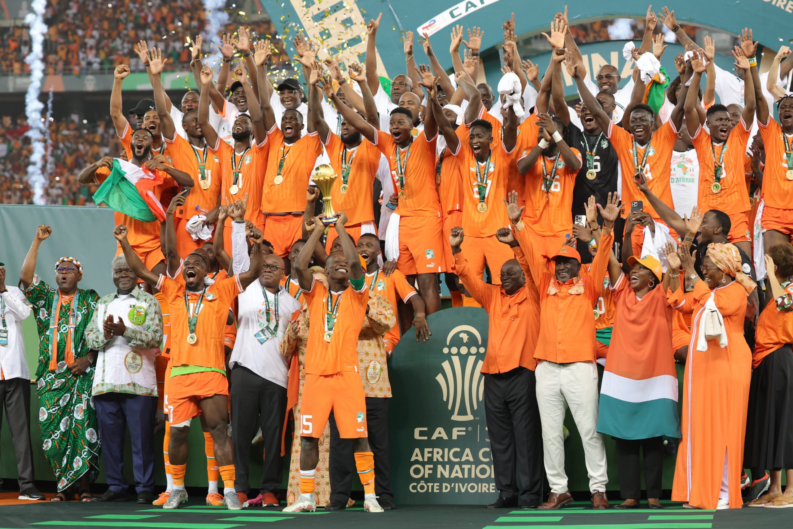 Le président Alassane Ouattara avec les joueurs de l'équipe nationale de Côte d'Ivoire