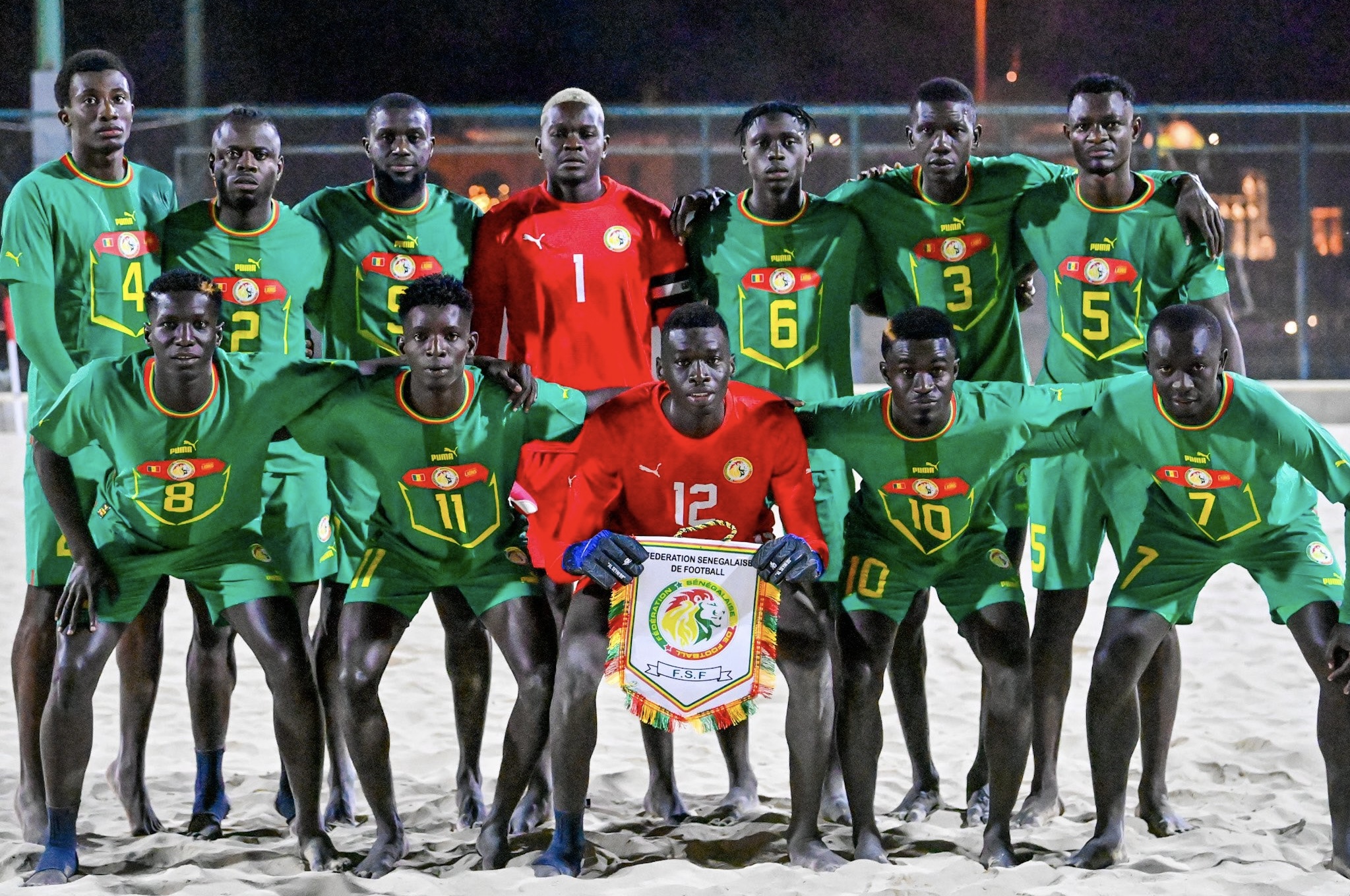 Le drapeau du Sénégal lors d'une compétition de beach soccer