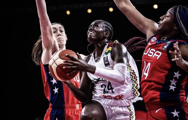 Joueuse de basketball sénégalaise face à l'équipe des États-Unis