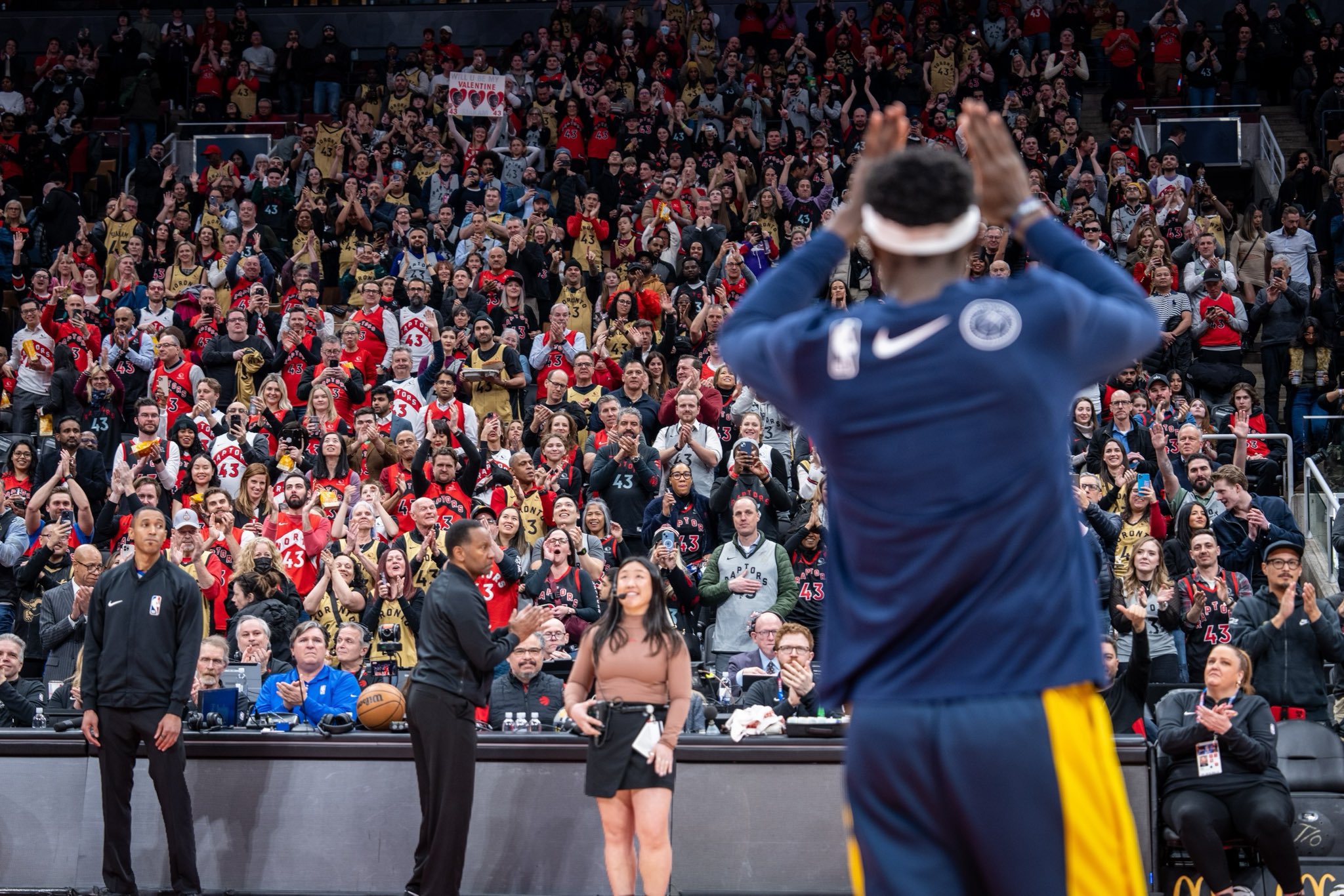 Pascal Siakam est ovationné par la foule lors de son retour à Toronto